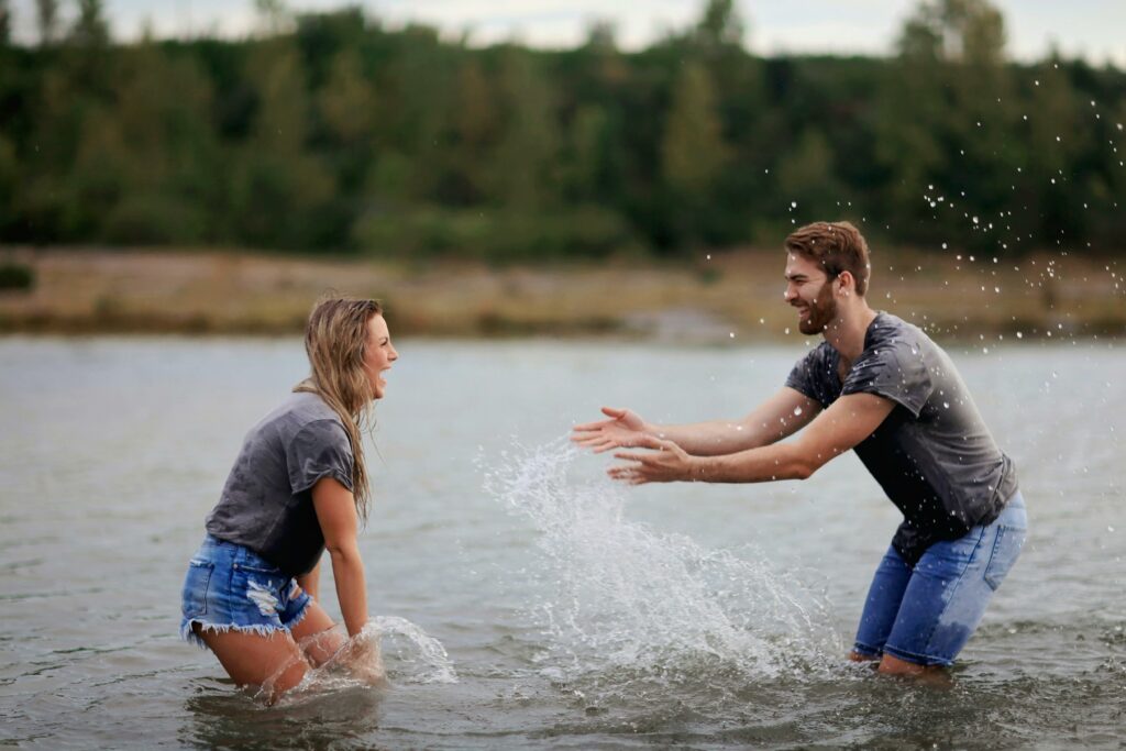 couple heureux joue dans l'eau