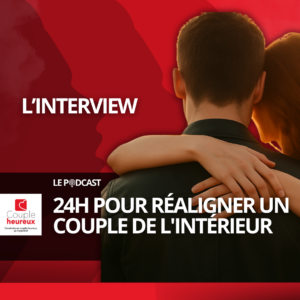 femme qui tient un homme au dessus des épaules