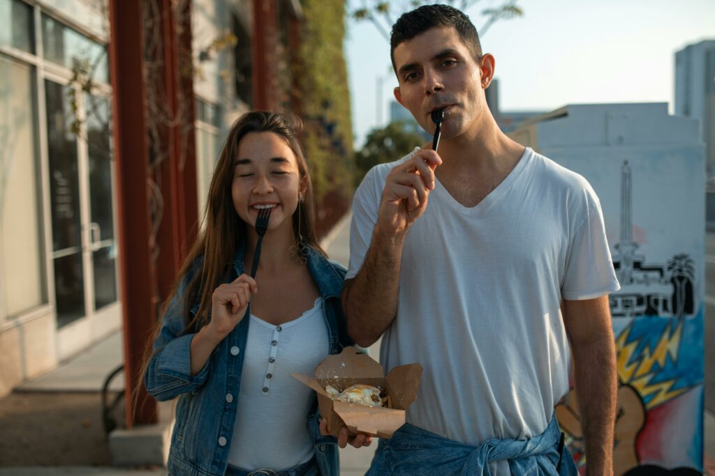 couple heureux qui mange une glace