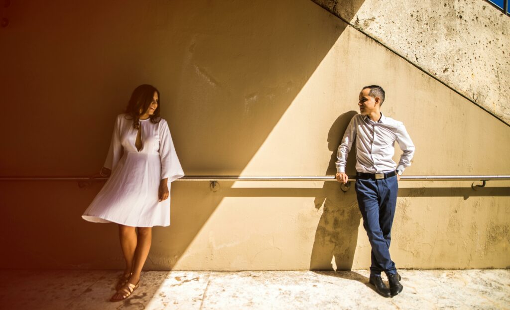 homme et femme souriant malgré la distance